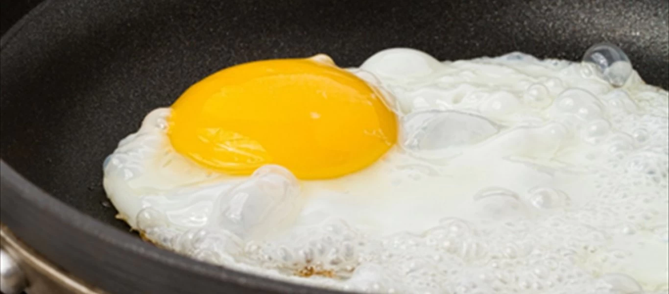 Αυτός είναι ο... καινούριος τρόπος για να τηγανίζετε τα αυγά σας (βίντεο)